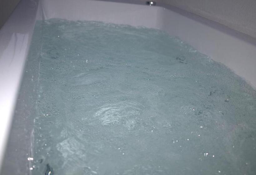 标准间带漩涡浴缸, Blue Sky