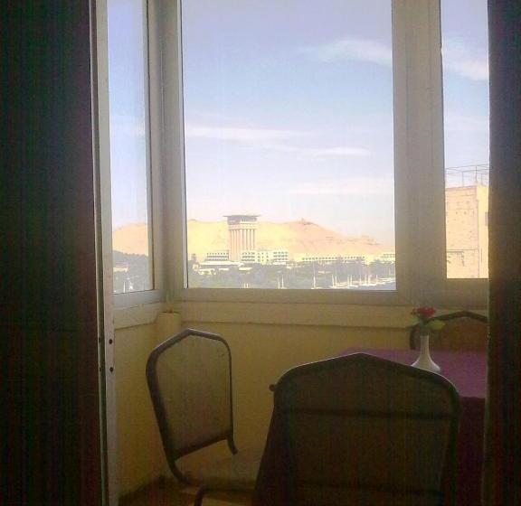 اتاق خانوادگی, Orchida St. George