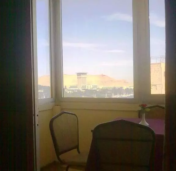 اتاق خانوادگی, Orchida St. George