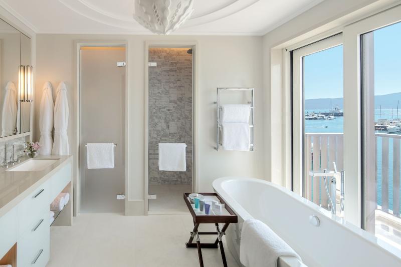 سوییت با چشمانداز دریا, Regent Porto Montenegro & Residences