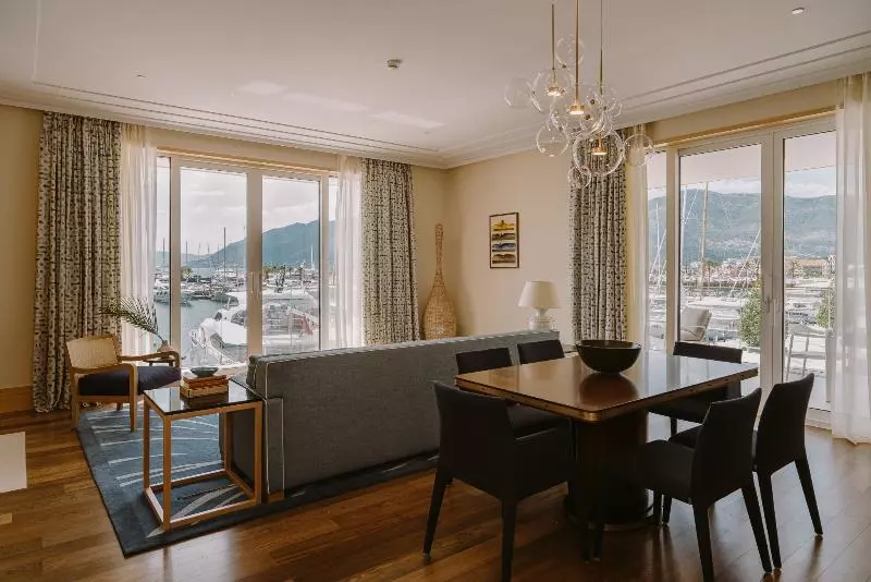 سوییت با چشم‌انداز دریا, Regent Porto Montenegro & Residences