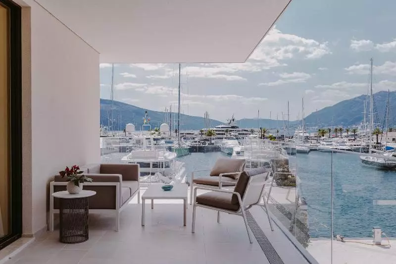 سوییت با چشم‌انداز دریا, Regent Porto Montenegro & Residences