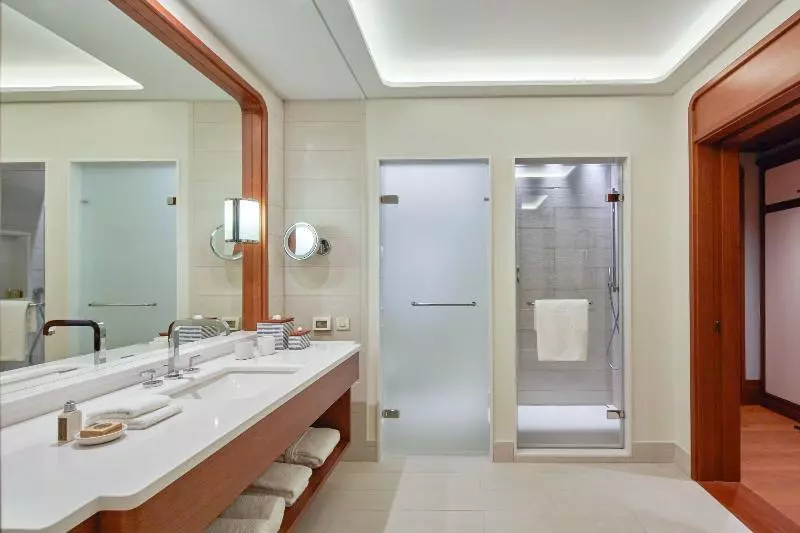 سوییت با چشم‌انداز دریا, Regent Porto Montenegro & Residences