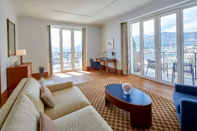 سوییت با چشم‌انداز دریا, Regent Porto Montenegro & Residences