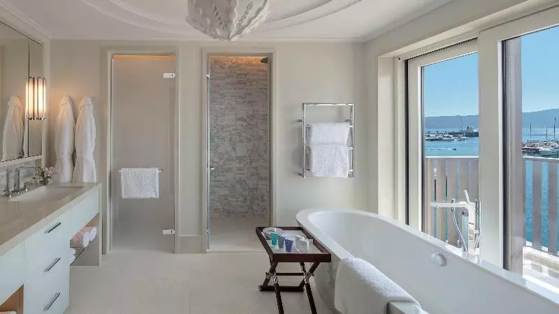 سوییت با چشم‌انداز دریا, Regent Porto Montenegro & Residences