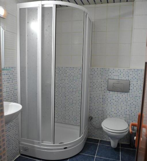 标准三人间, Saray