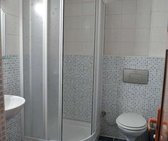 标准三人间, Saray