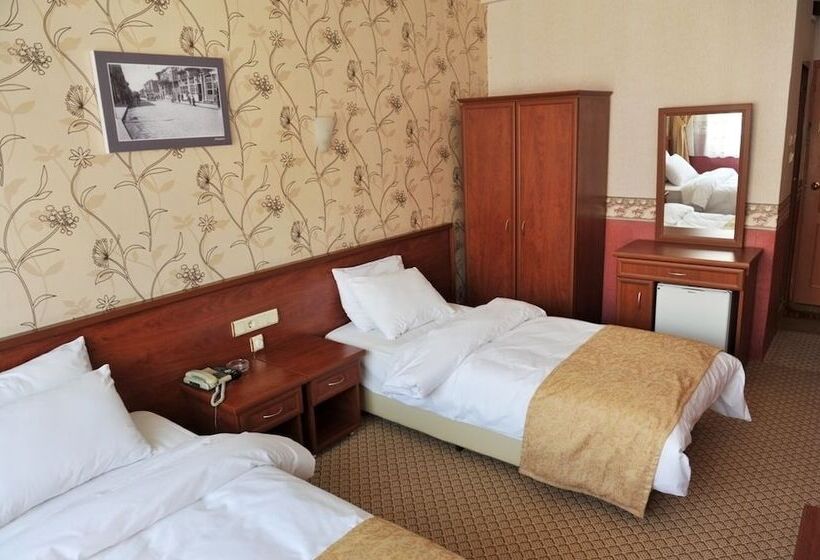 标准三人间, Saray