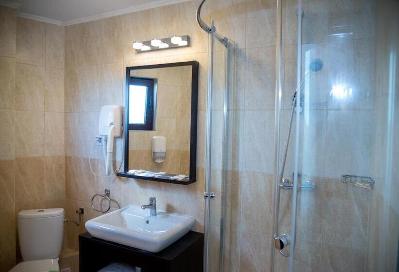 标准三人间, Stefani