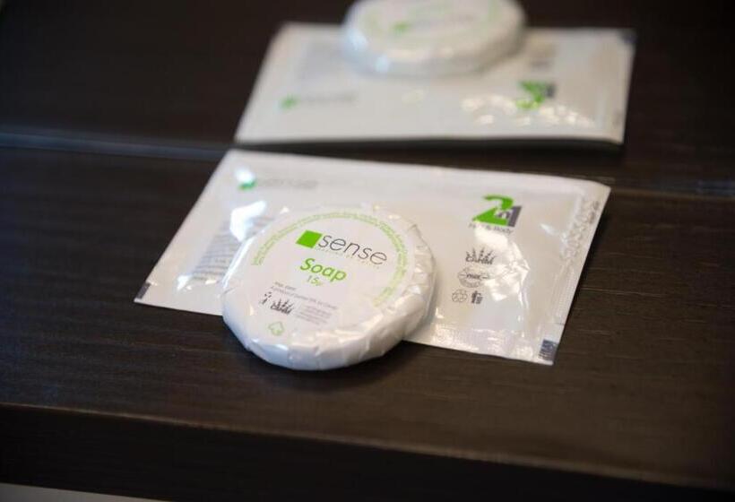 标准三人间, Stefani