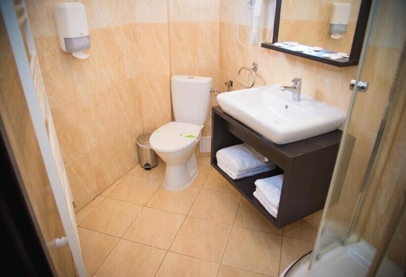 标准三人间, Stefani