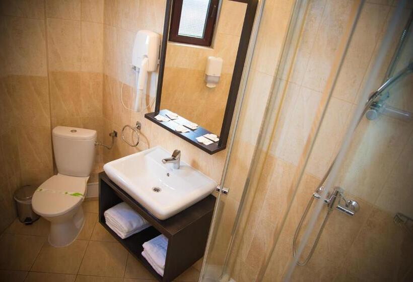 标准三人间, Stefani