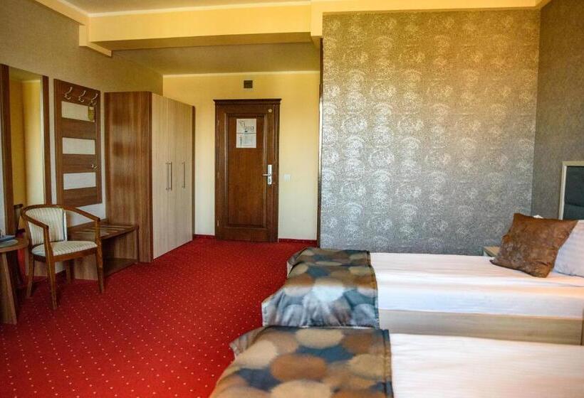 标准三人间, Stefani