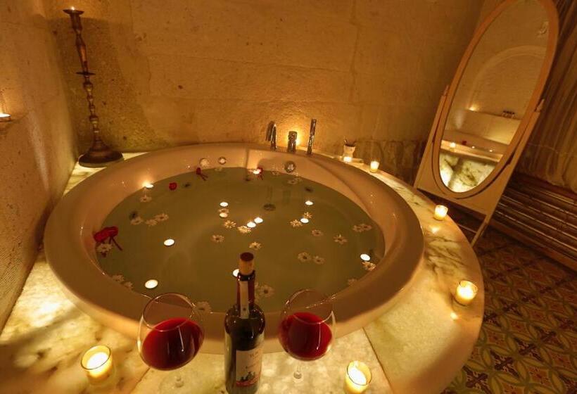 Люкс, Tafoni Houses Cave