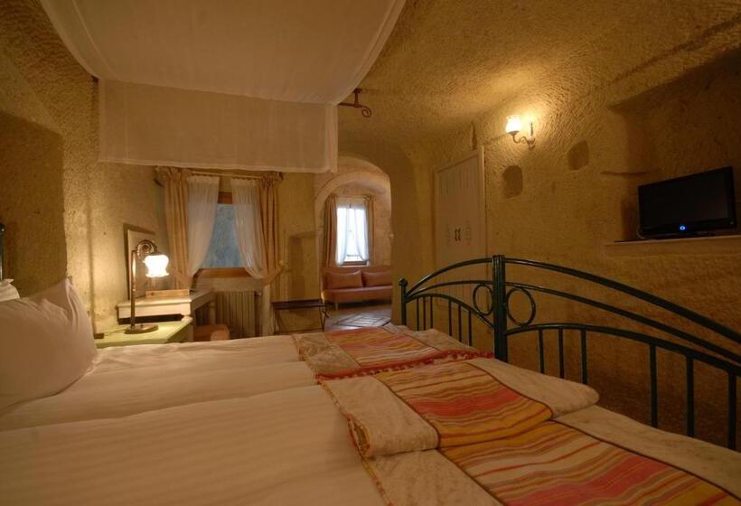 Люкс, Tafoni Houses Cave