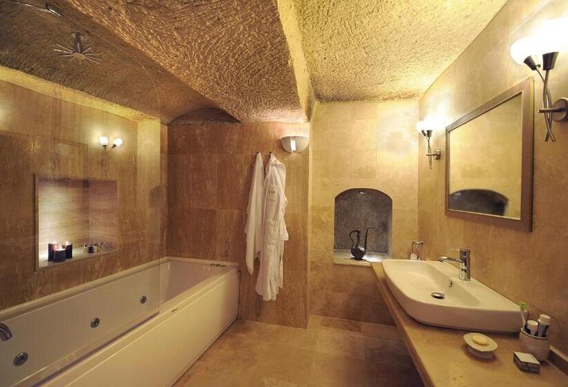 Люкс, Tafoni Houses Cave