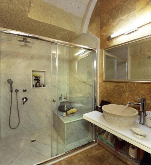 Люкс, Tafoni Houses Cave