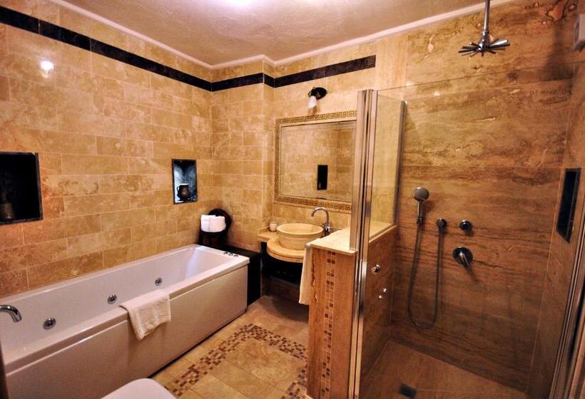 Люкс, Tafoni Houses Cave