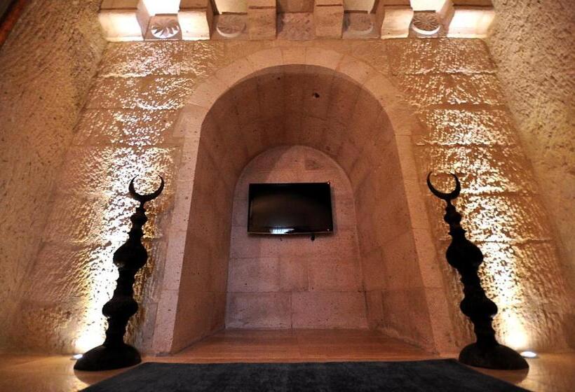 Люкс, Tafoni Houses Cave