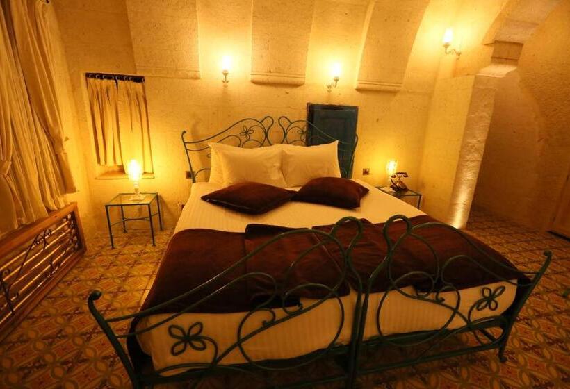 Люкс, Tafoni Houses Cave