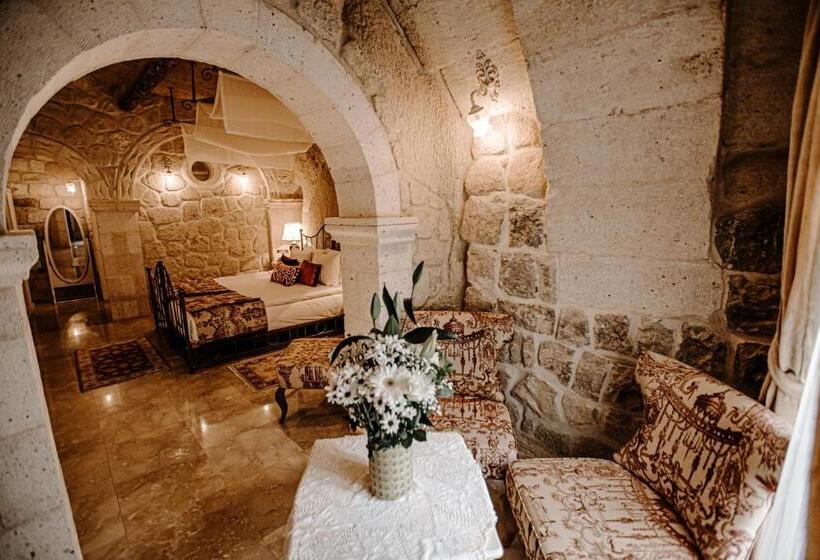 Люкс, Tafoni Houses Cave