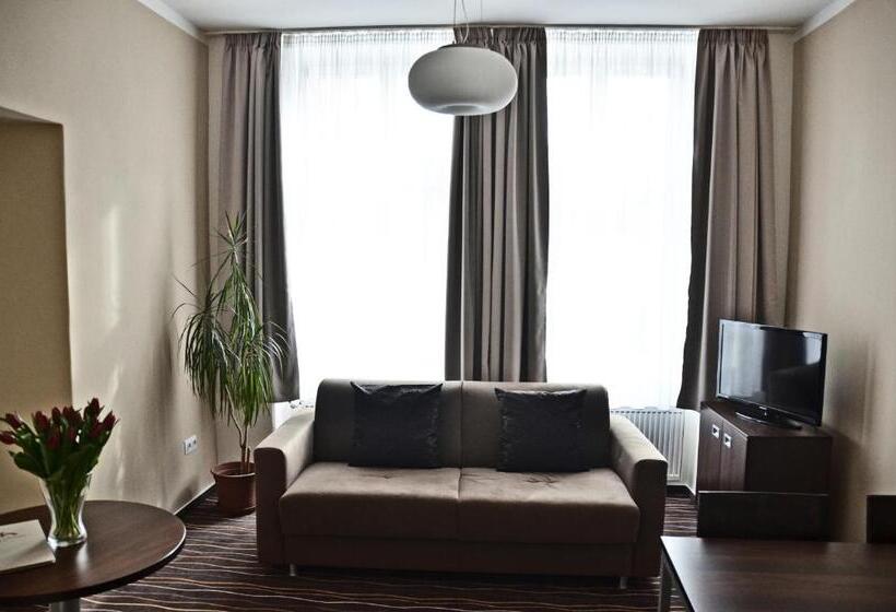 スイート, U Hradu