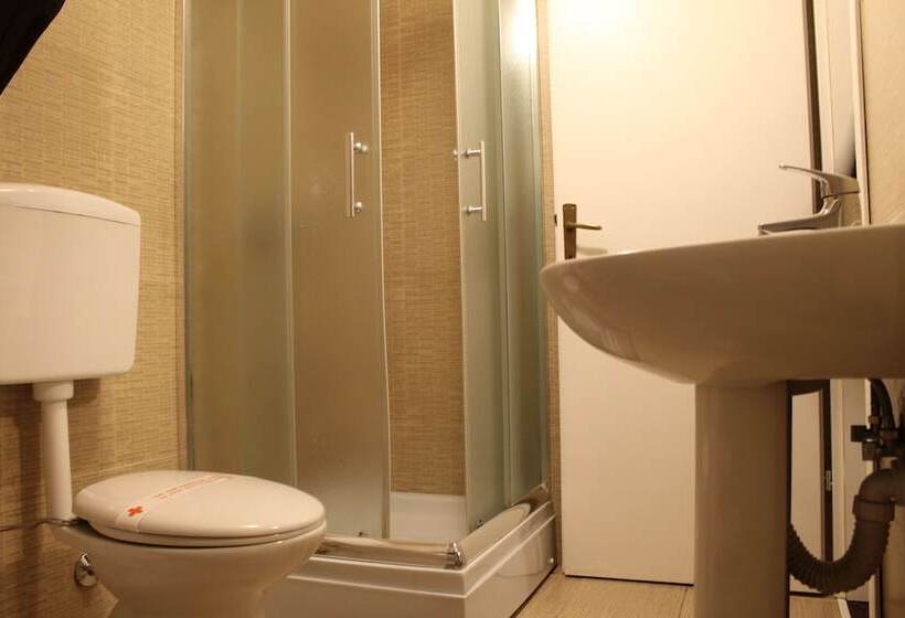 اتاق استاندارد سه نفره, Sokak