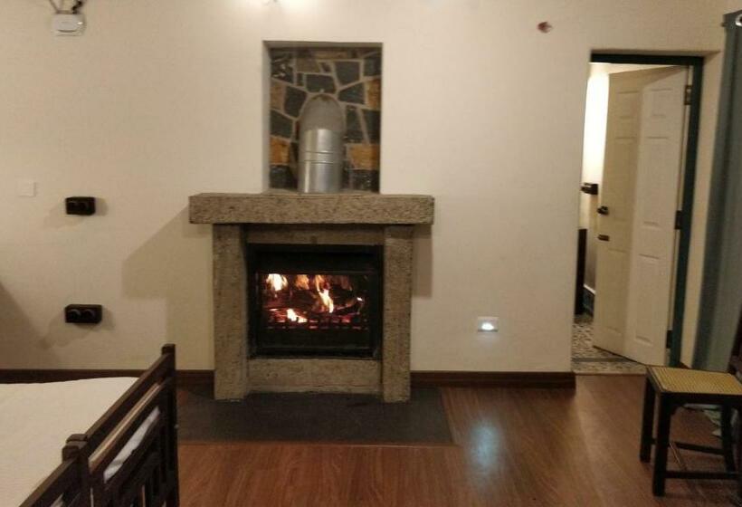 سوییت با چشمانداز کوه, The Hearth