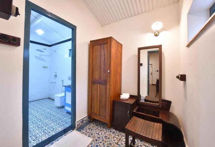 سوییت با چشمانداز باغ, The Hearth