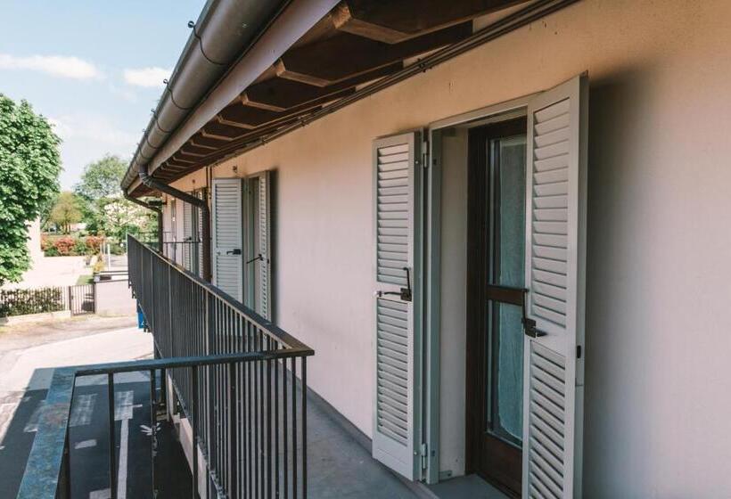 חדר משפחתי, Mela E Pera