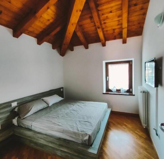 חדר משפחתי, Mela E Pera