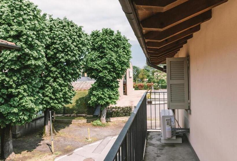 חדר משפחתי, Mela E Pera