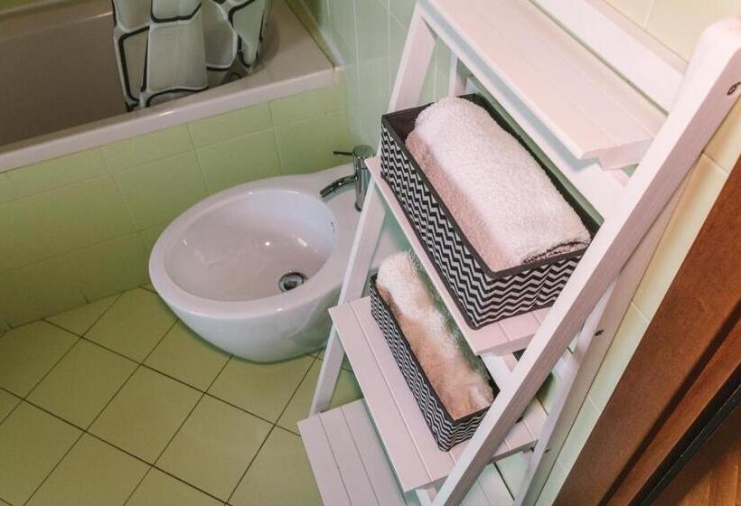 חדר משפחתי, Mela E Pera