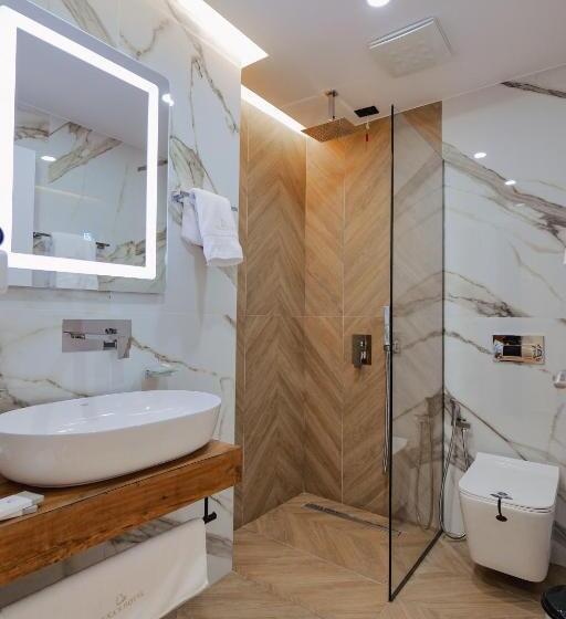 Номер Стандарт Вид на Бассейн, Duka S