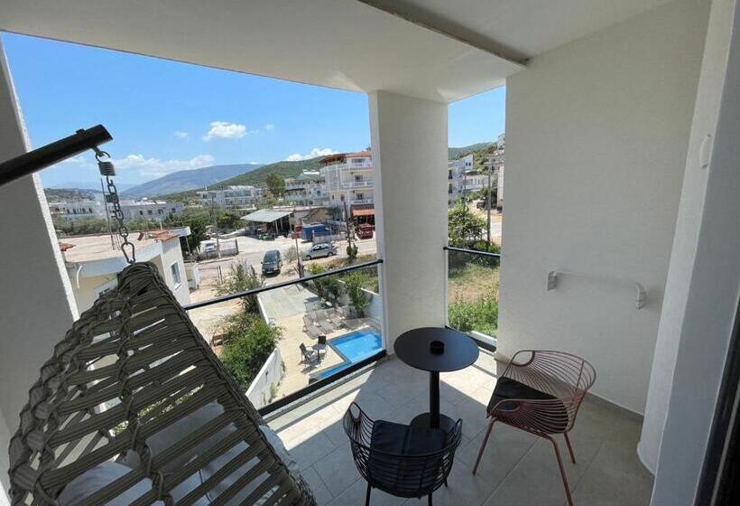 Номер Стандарт Вид на Бассейн, Duka S