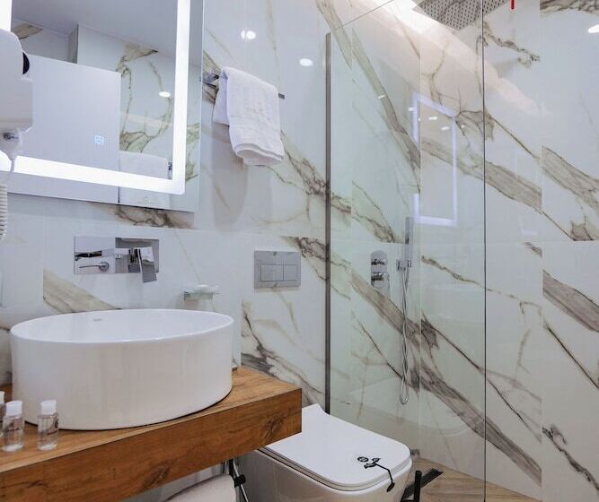 Номер Стандарт Вид на Бассейн, Duka S