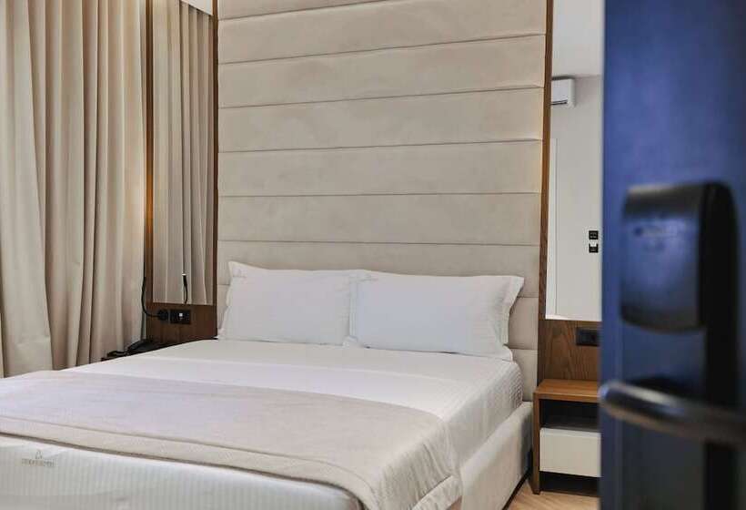 Номер Стандарт Вид на Бассейн, Duka S