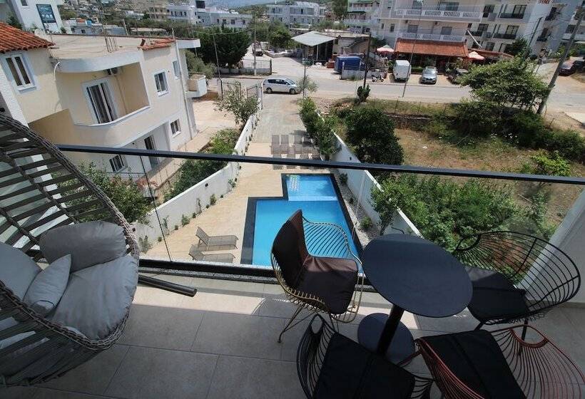 Номер Стандарт Вид на Бассейн, Duka S