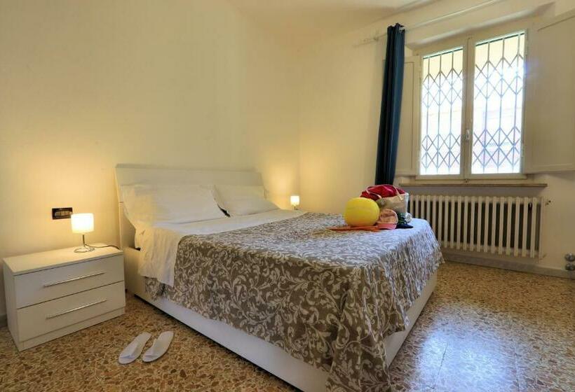 标准间, Bed And Parking Cecina Rooms