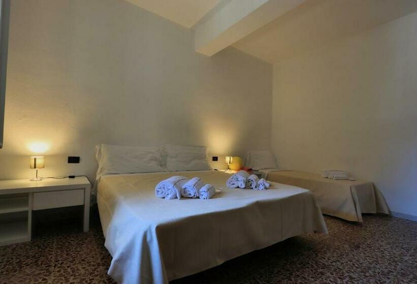 标准三人间, Bed And Parking Cecina Rooms