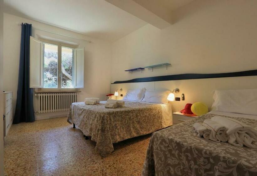 Номер Стандарт Трехместный, Bed And Parking Cecina Rooms