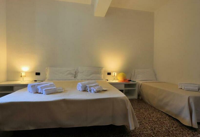 标准三人间, Bed And Parking Cecina Rooms