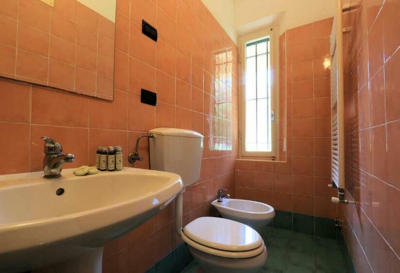 标准三人间, Bed And Parking Cecina Rooms