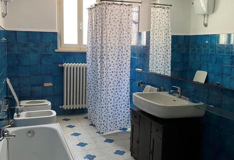 带阳台的三人标准间, Bed And Parking Cecina Rooms