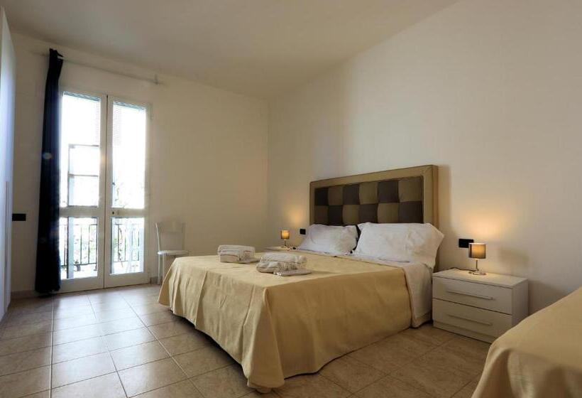 Трехместный Номер Стандарт с Балконом, Bed And Parking Cecina Rooms