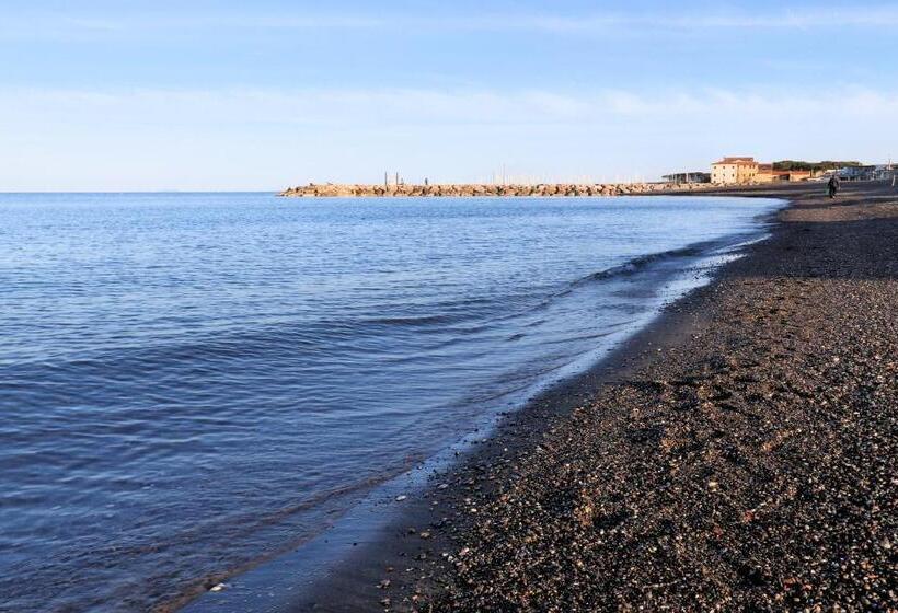 带阳台的三人标准间, Bed And Parking Cecina Rooms