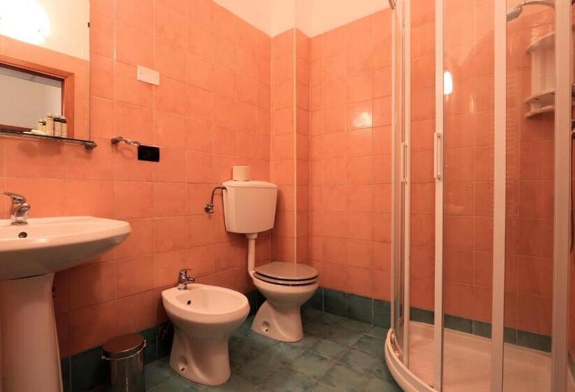 四人标准间, Bed And Parking Cecina Rooms