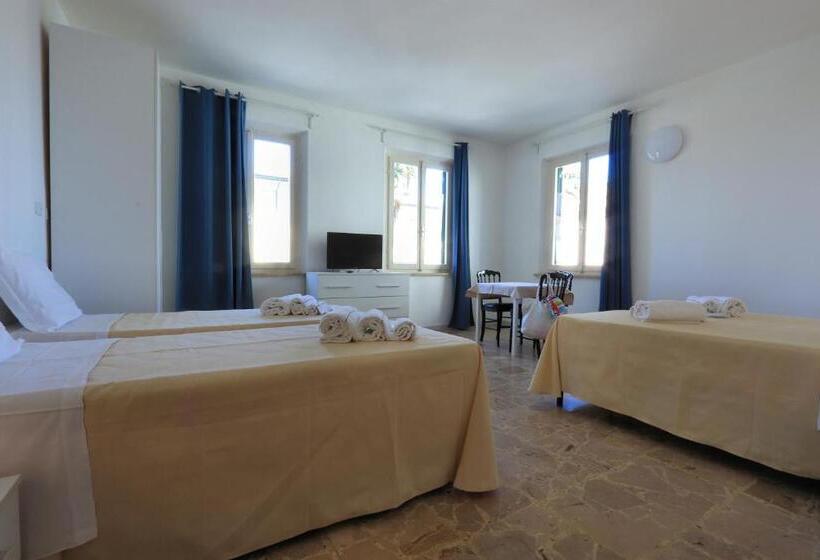 四人标准间, Bed And Parking Cecina Rooms