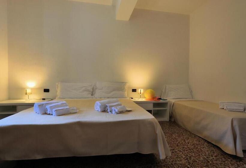 家庭套房, Bed And Parking Cecina Rooms