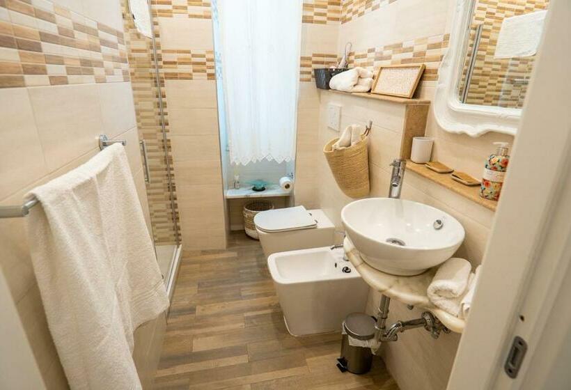 اتاق لوکس با بالکن, Covo Di Levante